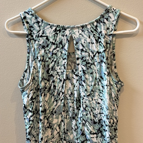 Rose & Olive Free Flow Patterned Sleeveless Pleated Front Top Sz M - Picture 6 of 9